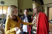 ARD MORD MIT AUSSICHT, III. Staffel, Folge 37 "Sankt Kennedy", am Dienstag (02.12.14), um 20.15 Uhr im Ersten. Sophie Haas (Caroline Peters, l.) und Bärbel Schmied (Meike Droste, M.) sind beeindruckt - Jan Schulte (Johann von Bülow, r.) mimt auf den Martinszug den Sankt Martin.