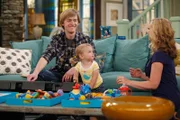 PJ (Jason Dolley) und Mutter Amy (Leigh Allyn Baker) spielen mit der kleine Charlie (Mia Talerico).