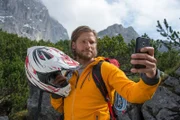 Markus (Sebastian Ströbel) findet einen Helm. Gehört der dem vermissten Paul?
