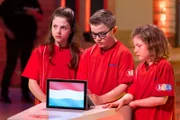 Das rote Rateteam aus Frisingen/Luxemburg rätselt über die richtige Antwort auf eine von Eltons Quizfragen.