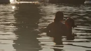 Inniger Moment voller Leichtigkeit: Christiane (l.) und Maria (r.) baden im See.