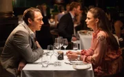 Ein Candlelight Dinner voller Spannungen: Seit Adam Veile (Simon J. Berger) von Hermines (Agnes Kittelsen) Schwangerschaft weiß, lügen sich die beiden durchgehend an. Werden sie sich die Wahrheit sagen oder eskaliert die Situation?
