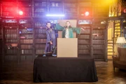 Wie können Gegenstände und Kinder aus der Kiste verschwinden und wieder erscheinen? Zauberlehrer Tristan zeigt wie es geht!