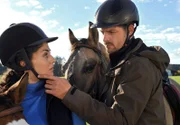 ARD STURM DER LIEBE FOLGE 1904, am Dienstag um 15:10 Uhr im ERSTEN. Pauline (Liza Tzschirner, l.) ist perplex, als ihr Daniel (Daniel Buder, r.) spontan seine Liebe gesteht.