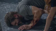 Bei dem Versuch, Eva aus den Fängen der Gemeinschaft zu befreien, gerät Barbie (Mike Vogel) in große Gefahr ...