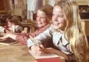 Mary (Melissa Sue Anderson, r.), Laura (Melissa Gilbert, M.) und Carrie (Lindsay Sidney Greenbush) freuen sich über die erste erfolgreiche Ernte ihres Vaters.