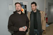 Carlos (Patrick Fernandez, r.) erkennt bei John (Felix von Jascheroff) die Sehnsucht nach seiner Tochter.