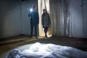 Holmes (Jonny Lee Miller, l.) und Watson (Lucy Liu, r.) werden zu einem Mordfall gerufen, in dem das Opfer schockgefrostet wurde ...