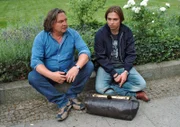 Bruno (Tim Sander, r.), der sich erhofft hatte, dass Bernd (Volker Herold, l.) ihn als Sohn annimmt, ist erschüttert, als dieser ihn zurückstößt.