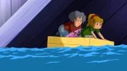Bibi und Oma Grete sind im Waschbecken gelandet. Ein Schwamm wird kurzerhand ihr Rettungsboot.