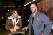Julian (Onno Buß, l.) sucht bei Erik (Patrick Heinrich) Rat, wie er seine Zukunft gestalten sollte.