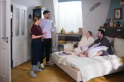 ACHTUNG SPERRFRIST! Die Veröffentlichung dieses Motives ist für alle ONLINE-MEDIEN (außer Programm-Presse) erst ab dem 28.04.2025 frei. Cecilia (Carina Koller, 2.v.r.) und Baris (Metehan Demiröz, r.) stehen vor Ronja (Theresa Traser) zu ihrem Gefühlen. 2.v.l. Theo (Julius Dombrink)
