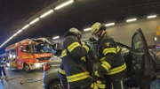 Die Münchner Feuerwehr wird zu einem Autounfall hinzugerufen, bei dem einer eingeklemmten Person geholfen werden muss.