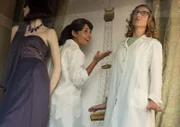 Ana Rivera (Paula Echevarría, l.); Rita Montesinos (Cecilia Freire, r.)
