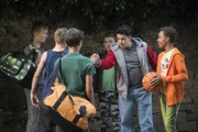 Orkan (Flavius Budean, mitte) lässt sich von den Schülern des Sportgymnasiums provozieren.