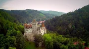 Transsilvanien ist eine Gegend voller Mythen und Sagen. Bram Stoker setzte dem grausamen Fürsten Vlad III. Drăculeae, bekannt als Vlad, der Pfähler, mit seinen Dracula-Romanen ein Denkmal. Dessen Schloss im Städtchen Bran wurde so zum Pilgerort für Vampir-Fans aus aller Welt.