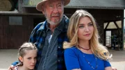 ARD/SWR TIERE BIS UNTERS DACH (86), "Fohlenherz", am Sonntag um 08:10 Uhr im ERSTEN. Lucy (Paulina Schnurrer), Onkel Jakob (Viktor Koszuta) und Mutter Petra (Jana Reinermann) sind in großer Sorge um Flux.