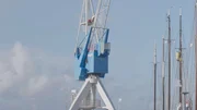 17 Meter über dem Wasser schwebt ein Hotel im alten Hafenkran "Dromen Aan Zee". 17 Meter über dem Wasser schwebt ein Hotel im alten Hafenkran "Dromen Aan Zee".