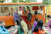 Am indischen Currywurst-Stand von Indira (Beatrice Richter, hinten Mitte) treffen sich die beiden Streithähne Fritz Fuchs (hinten, r.) und Nachbar Paschulke (hinten, l.) fürs Schärfewettessen.