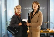 Christina Ehrenberg (Gisela Schneeberger, l.) kann es nicht fassen: ihr Mann hat sie und die gemeinsame Kanzlei verlassen. Wenigstens Sekretärin Iris (Barbara Focke, r.) hält ihr die Treue.