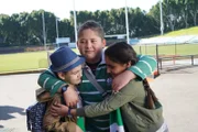 Mikey Semisi Cheekam, Mi.) ist ganz happy, dass er die beiden neuen Freunde (Reannah Hamdan, re.; Logan Reberger, li.) gefunden hat.