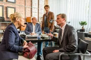 Stefan (Hendrik Duryn, 2.v.r.) muss bei Direktor Rose (Ulrich Gebauer, 2.v.l.) zum Rapport antreten, weil Pias Eltern (Alexandra von Schwerin, Thomas Pohn) Fotos auf Pias Handy gefunden haben, auf denen Dennis das Mädchen scheinbar zu einer gefährlichen Mutprobe verleitet hat.