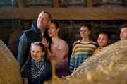 Lucie (Paulina Schnurrer), Philip (Heikko Deutschmann ) Helena (Julia Jäger), Leo (Pjilis Lara Lau), Charly (Smilla Kunkel) und Jan (Guiliano Marieni) beobachten den Antrag.