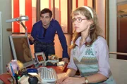 David (Mathis Künzler, l.) lädt Lisa (Alexandra Neldel, r.) zu einem gemeinsamen Ausflug ein. Doch Lisa weist ihn zunächst ab ... (Dieses Foto von Alexandra Neldel darf nur in Zusammenhang mit der Berichterstattung über die Serie "Verliebt in Berlin" veröffentlicht und verbreitet werden.)