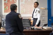 Assistant Chief John Suarez (Jimmy Smits, l.); Deputy Inspector Regina Haywood (Amanda Warren, r.)