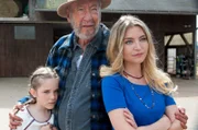 Lucy (Paulina Schnurrer), Onkel Jakob (Viktor Koszuta) und Mutter Petra (Jana Reinermann) sind in großer Sorge um Flux.