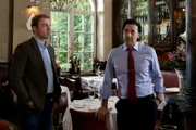 Restaurantbesitzer Vito Mondello (Antonio di Mauro, r.) kennt das Opfer Florian Kronseder seit vielen Jahren. Wer dessen weibliche Begleitung zum Abendessen war, weiß er nicht - sehr zum Bedauern von Kommissar Schmidt (Moritz von Zeddelmann, l.).