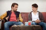 Adam (Lucas Gregorowicz, l.) versucht Nicos (Adrian Ernst) Vertrauen zu gewinnen.