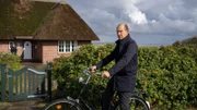 Kommissar Carl Sievers (Peter Heinrich Brix) kommt am Haus seiner toten Hypnotiseurin an. Das Haus von Josefa Peters liegt bestens, direkt am Watt und mit unverbaubarem Blick. Eine Aussicht an die man sich gewöhnen kann. Doch ist dieses Immobilien-Juwel das Motiv für einen Mord an der Eigentümerin?