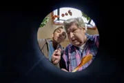 Fritz Fuchs (Guido Hammesfahr, l.) hat ein delikates Chilli gekocht. Herr Paschulke (Helmut Krauss, r.) streitet sich lieber über die richtige Schärfe des Essens.