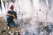 Feuer mit Feuer bekämpfen: Dirk Steffens zeigt, wie mit absichtlich gelegten Feuern verheerende Wildfeuer verhindert werden können.