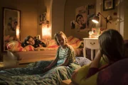 Martha (Luna Kuse, mitte) ist genervt. Bei so viel Schwärmerei ihrer beiden Freundinnen Sarah (Selma Kunze, links) und Nele (Hanna Stötzel, rechts) kann sie nicht einschlafen.