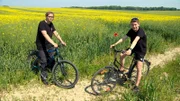 Zwei Jungs vom Dorf mit Prima-Ferienjob: Niklas und Jonas sind die Aufbauhelfer einer mobilen Kuchenbackstation direkt am Ostseeradweg.
