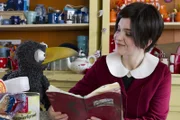 Rabe Rudi möchte der Hexenschülerin Claire (Lili Zahavi) bei den Hausaufgaben helfen. Sie möchte sich Haare wie Rapunzel zaubern.