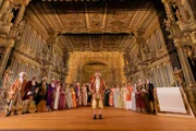 Im weltberühmten barocken Opernhaus in Bayreuth checkt Tobi mithilfe der Historischen Darstellergruppe Oberfranken, wie DIE Kunstform der damaligen Zeit klang: die Oper.