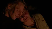 Am Lagerfeuer: Maria (l.) und Christiane (r.). sind nachdenklich und sich einander sehr nah.