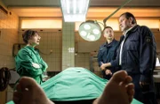 Jäger (Markus John, r.) und Mark (Timmi Trinks, M.) sind bei Dr. Reitzig (Shermin Bauer, l.) in der Rechtsmedizin, um Informationen über die Todesumstände zu bekommen.