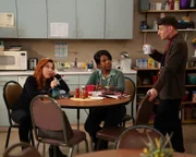 v.li.: Melissa Schemmenti (Lisa Ann Walter), Barbara Howard (Sheryl Lee Ralph), Jacob Hill (Chris Perfetti)
