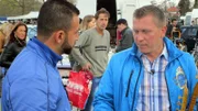 Otto Schulte (re.) mit Interessenten auf dem Flohmarkt