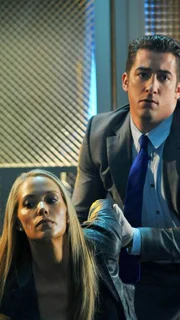 Ryan Wolfe (Jonathan Togo) setzt Horatios Ex-Frau Julia (Elizabeth Berkley) außer Gefecht, die komplett die Kontrolle verloren und in der Pathologie um sich geschossen hat.
