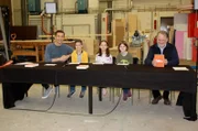 "PUR+"-Moderator Eric Mayer, die Schüler Carolina, Miriam und Konstantin sowie Hans-Georg Torkel vom Deutschen Erfinderverband sitzen am Jury-Tisch und bewerten die Ergebnisse der Erfinder-Challenge.