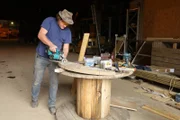 Simon Parfett am Sägen