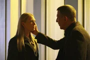 Bei den Vorbereitungen zu einem Experiment schlägt Peter eine Glocke und plötzlich verliert Olivia (Anna Torv, l.) das Bewusstsein und ist auf einmal im Büro von William Bell (Leonard Nimoy, r.). Doch wie ist das geschehen?