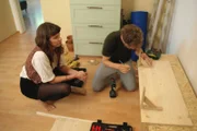 Sophie und Martin gestalten in ihrer Wohnung viel selbst.