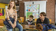 Stefan Vollmer (Hendrik Duryn) versucht Pia (Annika Schrumpf) davon zu überzeugen, Dennis (Paul Sundheim) Nachhilfe zu geben.