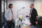 David (Diego Seyfarth, l.) will seinen Geburtstag nutzen, um Sina und Bambi miteinander zu versöhnen. Rechts Tobias (Patrick Müller)